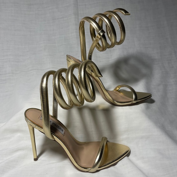 Steve Madden Women's Bali Heeled Sandal, Gold. Wrap around ankle strap. Size 6 - Picture 2 of 8